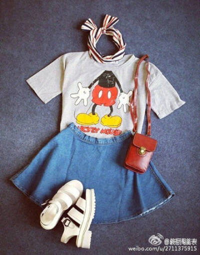 灰色T袖+牛仔裙+凉鞋