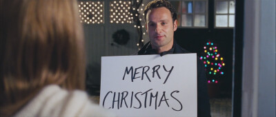 【真爱至上 Love Actually】“如果明年我有好运气，我会和这几个女孩约会的…但是现在请听我说，我的愿望。因为，今天是圣诞节……圣诞节不可以撒谎。你在我眼中是完美的，即使心很痛，我依然爱你。”