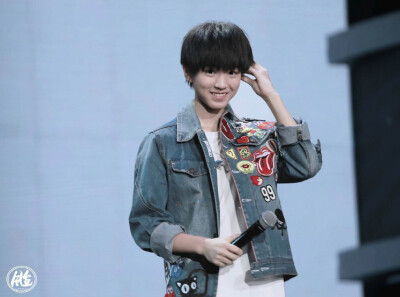 #TFBOYS王俊凯# 嘴角微弯折射盈盈碎光，眼角笑意点燃斑斓七色。cr.logo