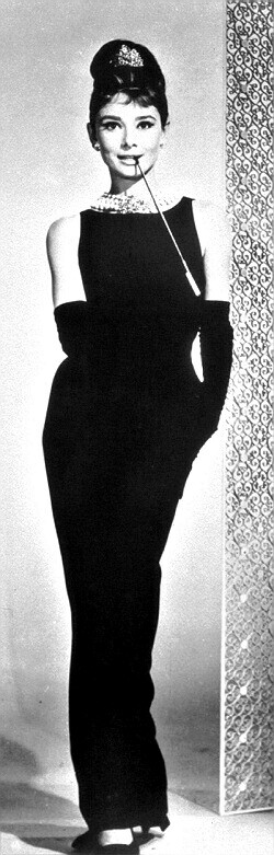  1961年，《蒂凡尼的早餐》的上映引起一股强大的时尚风潮，赫本—纪梵希的组合更使得优雅时装成为流行时尚，尤其是片中女主角霍丽的行头，让大家一窝蜂地戴上三串式珍珠项链、无袖洋装以及超大镜框太阳眼镜，这些东…