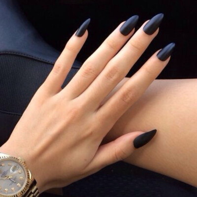 Matte black nail polish with claw nails // I WANT CLAW NAILS SO BAD but i dont want fake nails