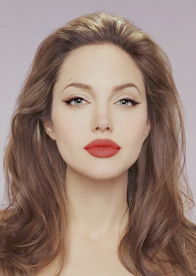 Angelina Jolie every girls pouting icon. What a lucky girl Shiloh is for inheriting such luscious lips! This matte look really works with Jolies make up look in this shot. 10/10