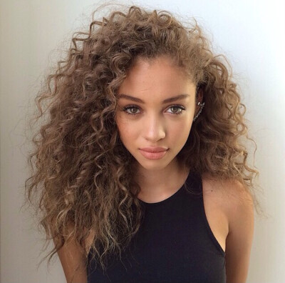 Her hair is so gorgeous, even with the bit of frizz, my frizz does not look good at all. Jealous!
