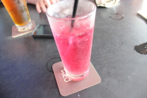 ❀【樱桃汽水】---⑴原料：樱桃、冰糖、水、带汽矿泉水、柠檬汁。⑵ 做法：1、糖水樱桃：樱桃去核备用，锅内烧开水，放入冰糖适量，水开关火，加入适量柠檬汁，放入樱桃，其实就是用开水浸泡樱桃。2、做好的糖水樱桃放入无油无水的瓶子放冰箱保存。3、做樱桃汽水就用事先做好的糖水樱桃，连汤汁带樱桃放入杯中，倒入带汽的矿泉水或者苏打水或者雪碧，就可以了。4、天热的时候还可以加冰块，这款饮品完全无添加，自然健康。