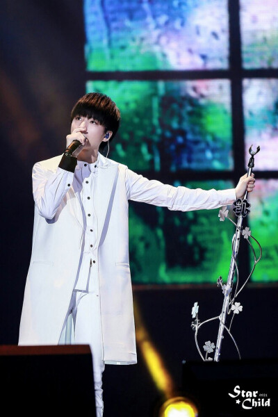 王俊凯 150815 TFBOYS FANS' TIME 不要说话【教堂旁的小街，长椅落了秋叶，一只猫优雅的去嗅蝴蝶，我路过一扇藏着你的窗，找到了全世界。】