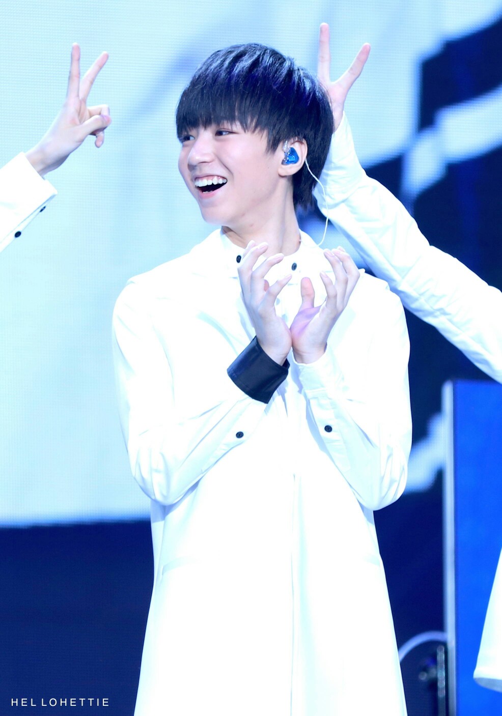 我猜这样可爱的小哥哥一定是偷吃了一百个糖豆！#王俊凯##TFBOYS王俊凯# cr.logo