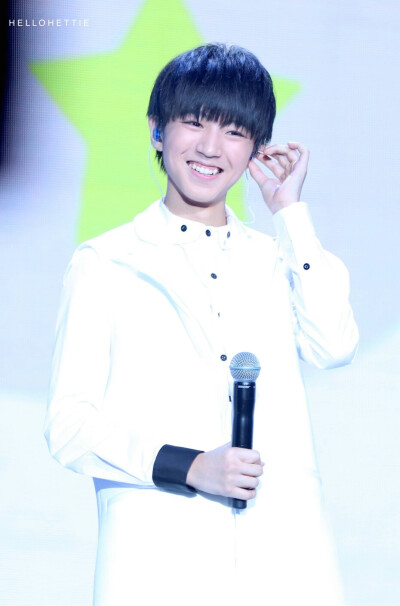 我猜这样可爱的小哥哥一定是偷吃了一百个糖豆！#王俊凯##TFBOYS王俊凯# cr.logo