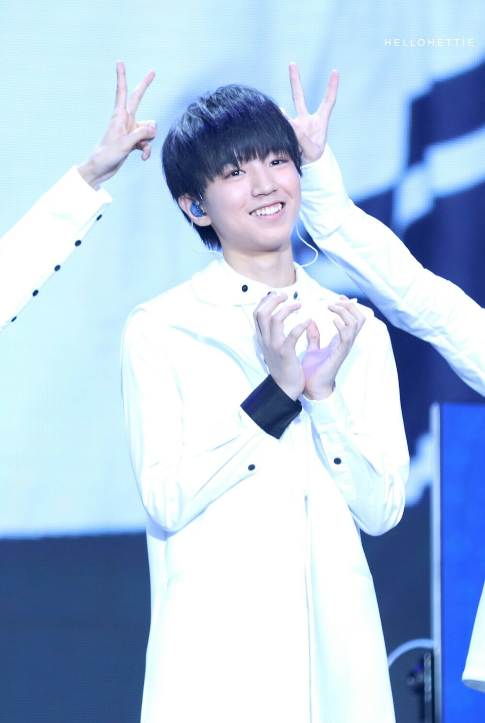 我猜这样可爱的小哥哥一定是偷吃了一百个糖豆！#王俊凯##TFBOYS王俊凯# cr.logo