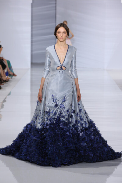 Georges Hobeika Haute Couture Fall-Winter 2015。乔治斯·荷拜卡2015秋冬高级定制。沿袭了品牌一贯的优雅，经典与细腻，秀场地面如同一张巨大的大理石桌面白亮如镜，模特儿身着刺有各种碎花亮珠款款而来，如同一组…