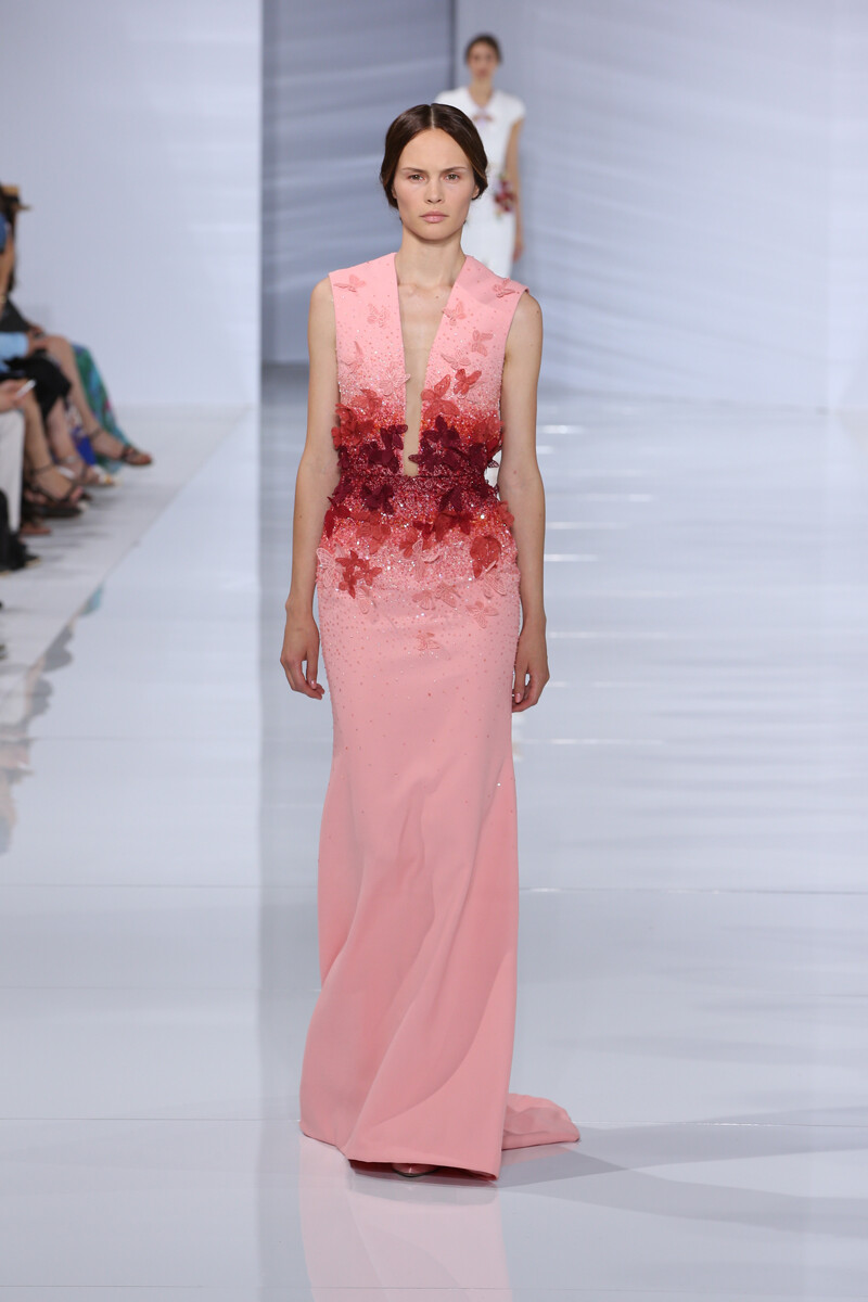 Georges Hobeika Haute Couture Fall-Winter 2015。乔治斯·荷拜卡2015秋冬高级定制。沿袭了品牌一贯的优雅，经典与细腻，秀场地面如同一张巨大的大理石桌面白亮如镜，模特儿身着刺有各种碎花亮珠款款而来，如同一组精美婉约的陶瓷茶具。