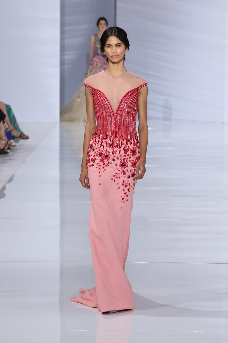 Georges Hobeika Haute Couture Fall-Winter 2015。乔治斯·荷拜卡2015秋冬高级定制。沿袭了品牌一贯的优雅，经典与细腻，秀场地面如同一张巨大的大理石桌面白亮如镜，模特儿身着刺有各种碎花亮珠款款而来，如同一组精美婉约的陶瓷茶具。