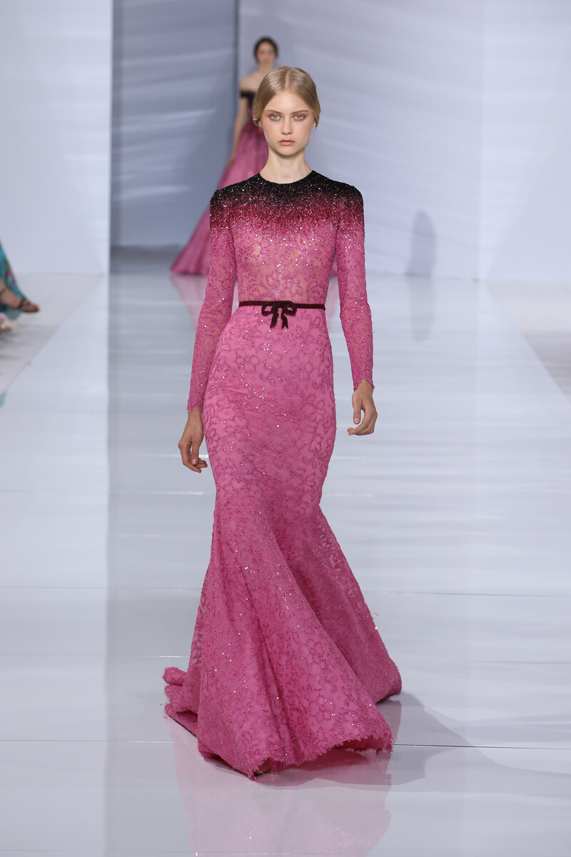 Georges Hobeika Haute Couture Fall-Winter 2015。乔治斯·荷拜卡2015秋冬高级定制。沿袭了品牌一贯的优雅，经典与细腻，秀场地面如同一张巨大的大理石桌面白亮如镜，模特儿身着刺有各种碎花亮珠款款而来，如同一组精美婉约的陶瓷茶具。