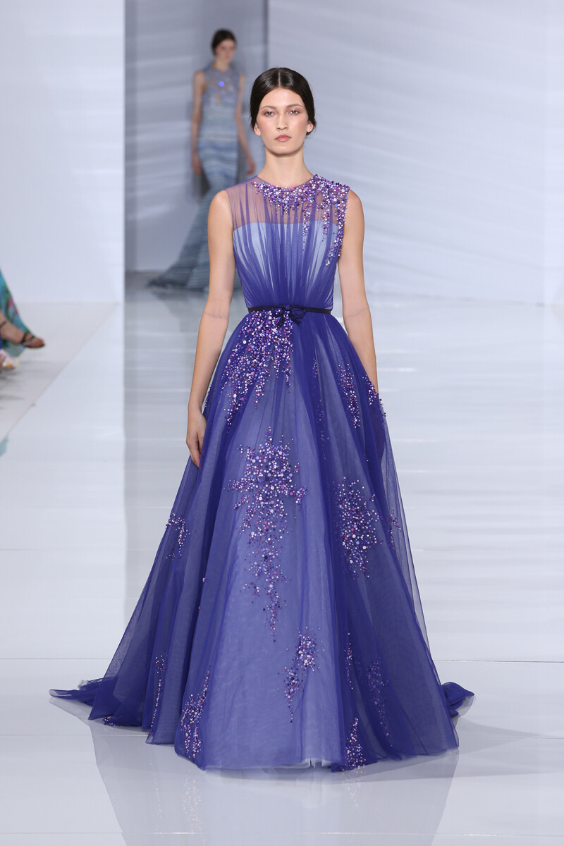 Georges Hobeika Haute Couture Fall-Winter 2015。乔治斯·荷拜卡2015秋冬高级定制。沿袭了品牌一贯的优雅，经典与细腻，秀场地面如同一张巨大的大理石桌面白亮如镜，模特儿身着刺有各种碎花亮珠款款而来，如同一组精美婉约的陶瓷茶具。