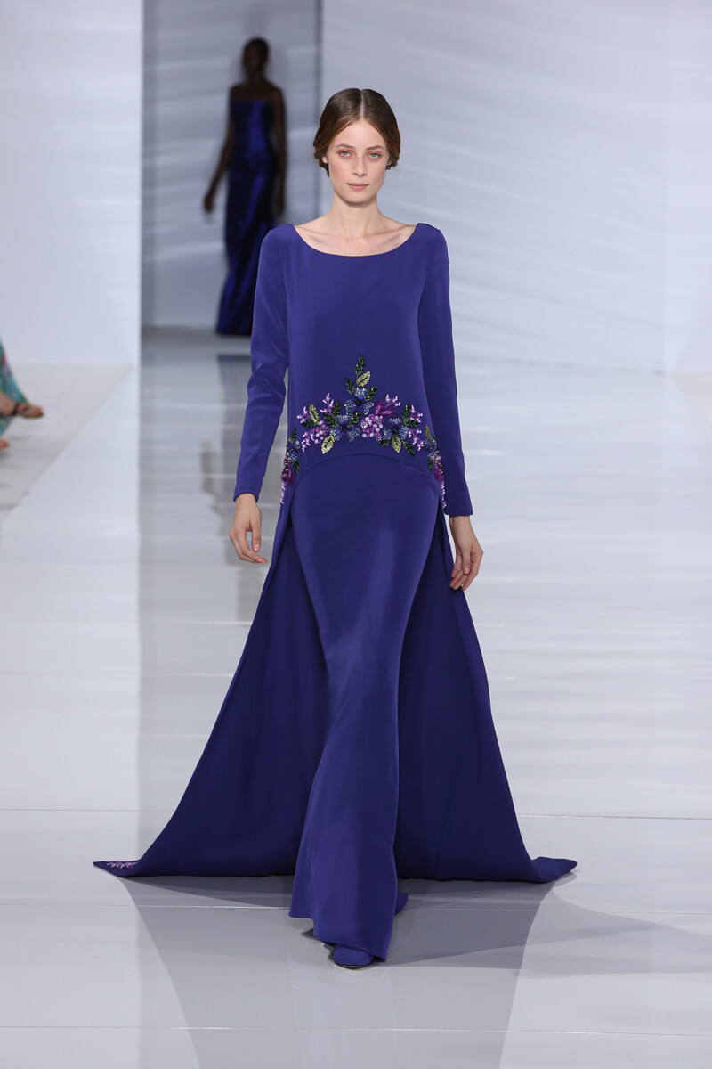 Georges Hobeika Haute Couture Fall-Winter 2015。乔治斯·荷拜卡2015秋冬高级定制。沿袭了品牌一贯的优雅，经典与细腻，秀场地面如同一张巨大的大理石桌面白亮如镜，模特儿身着刺有各种碎花亮珠款款而来，如同一组精美婉约的陶瓷茶具。