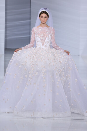 Georges Hobeika Haute Couture Fall-Winter 2015。乔治斯·荷拜卡2015秋冬高级定制。沿袭了品牌一贯的优雅，经典与细腻，秀场地面如同一张巨大的大理石桌面白亮如镜，模特儿身着刺有各种碎花亮珠款款而来，如同一组精美婉约的陶瓷茶具。