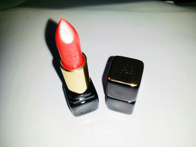 #Guerlain嬌蘭# KissKiss344 因為楊洋才買的但是發現這個色很贊\(≧▽≦)/ 先用唇膏打底在涂這個一點也不干。適合亞洲人的黃皮，暖暖的珊瑚色～