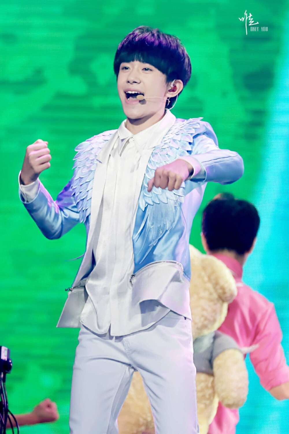 tfboys易烊千玺150815两周年见面会高清crlogo易烊烊