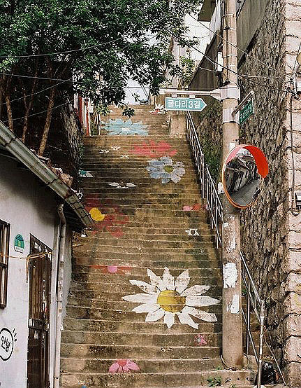 韩国首尔梨花村的阶梯小道，多部韩剧在这里取景，走在这么可爱的阶梯上，心情也会变得美美的吧！