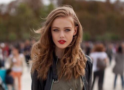 Frida Gustavsson 弗丽达·古斯塔夫松，来自瑞典的仙女模特，拥有着天使般的的漂亮面孔和精灵般的尖尖双耳，有着185cm的身高。