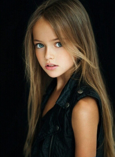 来自俄罗斯的Kristina Pimenova，今年才10岁，但已经是国际当红超模了！