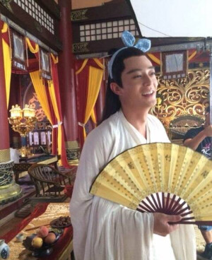 #霍建华##花千骨#剧照，华哥很萌 现实生活中可不是个高冷的人。