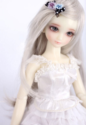 Super Dollfie 简称SD， 是日本volks公司制造生产的1/3球型关节可动人偶， 是由圆句昭浩大师开发塑造的。