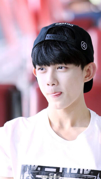 #吴磊LEO#机场秀【不老实的小舌头】