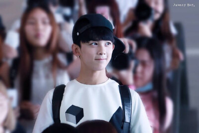  #吴磊LEO#机场秀 【这个蠢萌帅的大Boy是谁家的？】