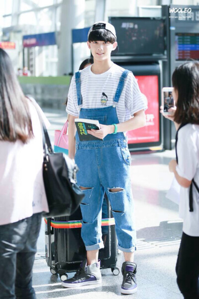 #吴磊LEO#机场秀【分享一个机场牛仔哥哥】