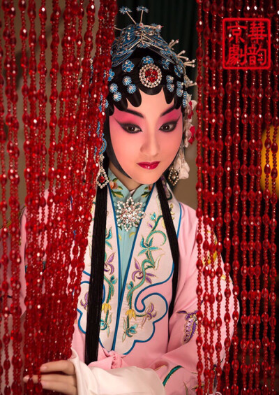 【中国国粹——京剧】一笔胭脂染了你美丽的容颜，铅华不在，你还未归，我怎敢老去。中国风 青衣 花旦 女子