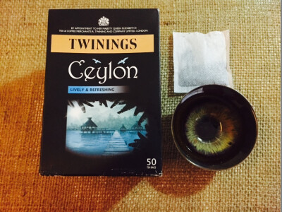 #好茶不怕晚# 【其实红茶并不容易上火——Twinings Ceylon 锡兰红茶】 映蓟很爱喝红茶，但是因为害怕上火，夏天一直不敢喝。但是后来才知道，红茶并不容易上火，而且还养胃。twingings一直是一个比较大众的品牌，最…