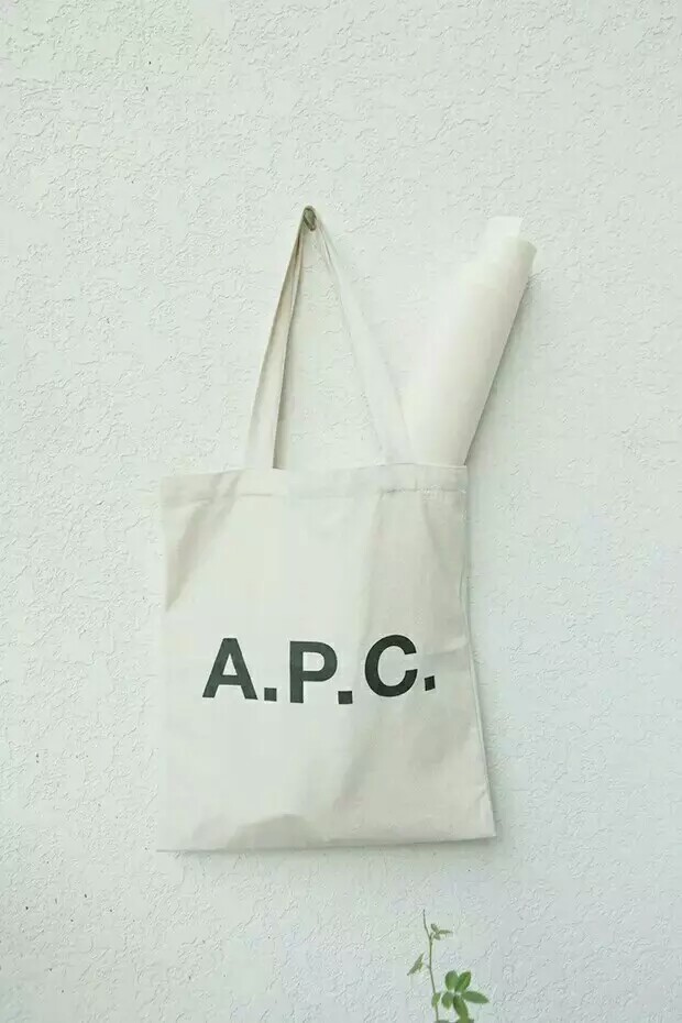 ￥55 A.P.C.全名为“Atelier de Production et de Creation”，A.P.C.的设计一直主打简洁轻松的风格材质：帆布（加厚12安帆布）尺寸：34cm*38.cm带子全长50cm(带高25Cm)个人很喜欢的一款购物袋 好看简单实用韩国街拍最火的 法国品牌A.P.C.是已有二十年历史之久的品牌 更是法国简约风格的代号