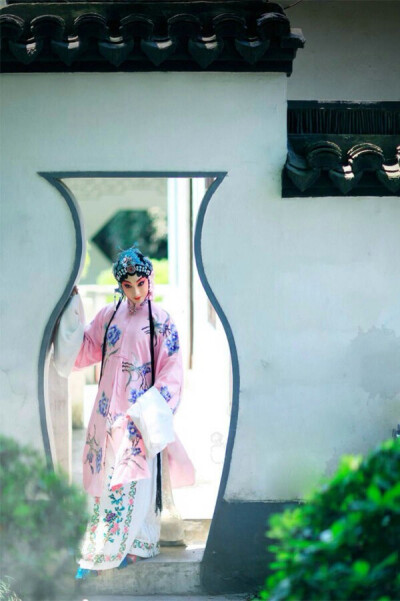 一笔胭脂为谁红