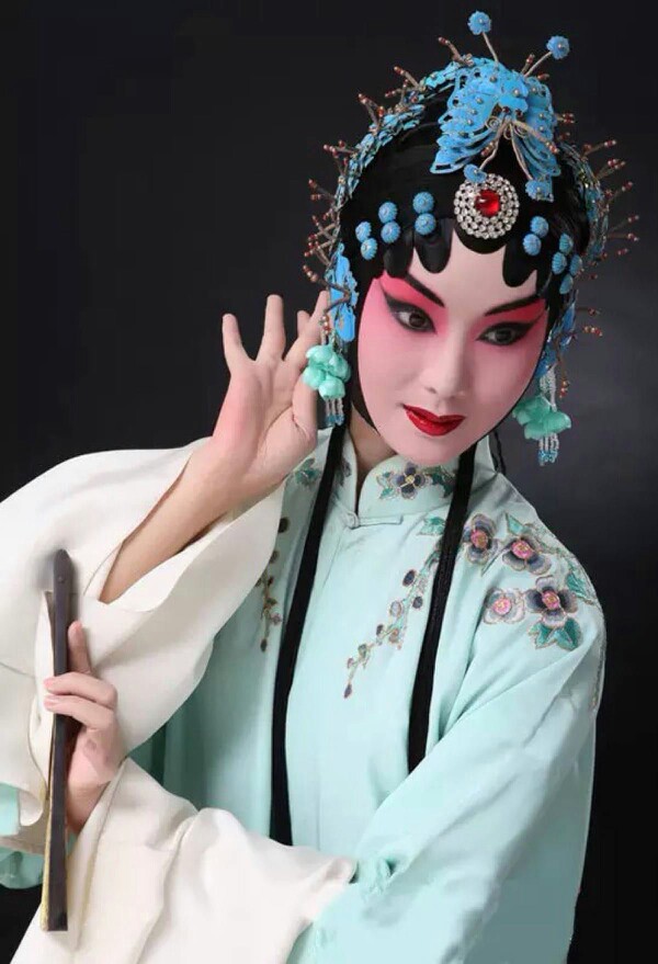 一笔胭脂为谁红