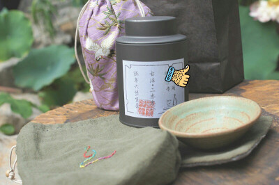 #好茶不怕晚#六堡茶，据说有槟榔的香味，不过我没吃过槟榔，倒是喝出一种东南亚特有的香调。黑茶里唯一具有雅致气息的茶，润，柔滑，居然可以泡上7.、8泡。从此爱上黑茶