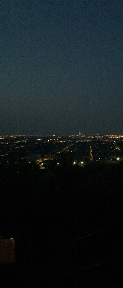 从皇家山上观到的夜景，一栋栋小楼的灯火辉煌