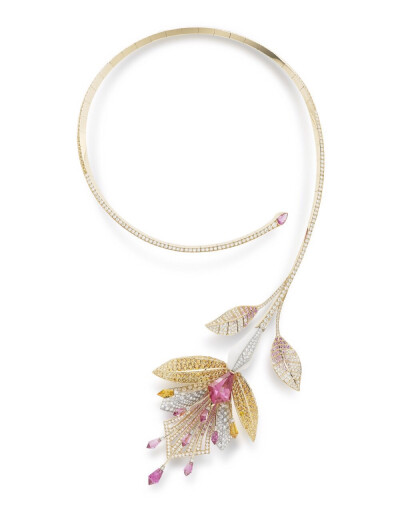 Fleur de Lotus 玫瑰金项链，by Boucheron 项链中央为一颗风筝型切割粉色碧玺，重15克拉，花瓣与叶片造型镶嵌粉色碧玺、锰铝榴石、粉色蓝宝石和无色钻石。
