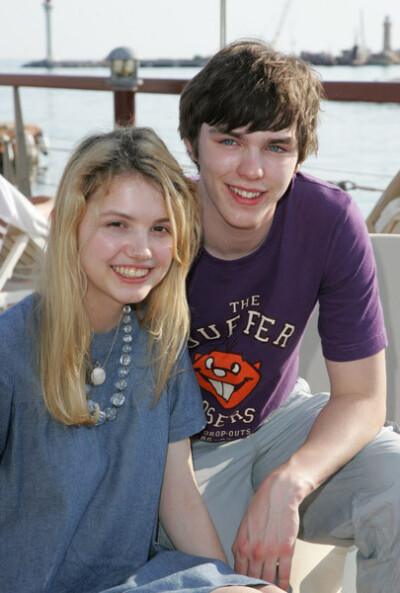 Tony和Cassie的扮演者：Nicholas Hoult、Hannah Murray