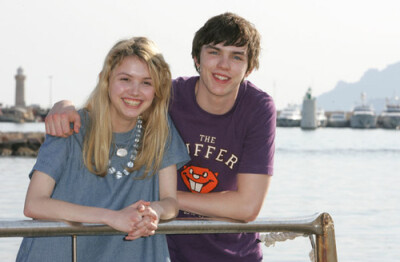 Tony和Cassie的扮演者：Nicholas Hoult、Hannah Murray