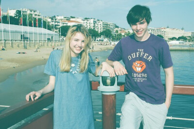 Tony和Cassie的扮演者：Nicholas Hoult、Hannah Murray