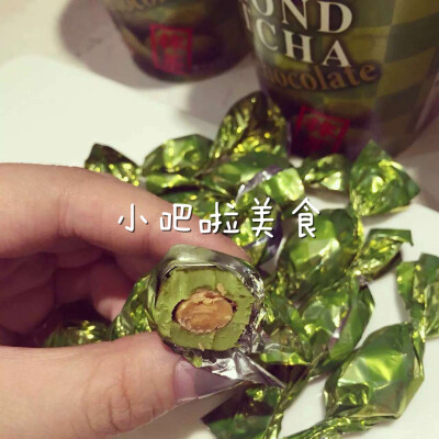 夏天总是被绿色占据杯装杏仁抹茶巧克力 外层是抹茶巧克力，内层夹着整颗杏仁抹茶和朱古力浓郁的香气一拍即合，入口清香不腻丝滑与香脆完美搭配限量到货 数量不多