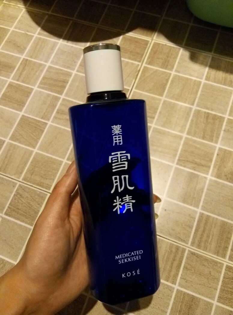 小雪的水，美白保湿的，我配合乳液用了一两年，后来没用了。不是因为没效果，就是还是不喜欢那个酒精味，而且雪肌精不像skⅡ可以真正改善肤质，所以弃了