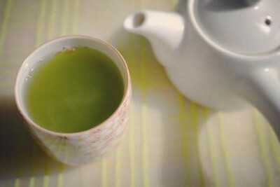 『抹茶玄米茶』 用料 玄米（糙米）抹茶粉 做法 玄米淘洗干净； 放入滤水盆中沥干水份；锅烧热，不放油，下锅干炒，炒至变色，水分完全炒干，米有一点开裂的状态；将晾凉后的糙米放入料理机中； 以1：5的比例加入抹茶…