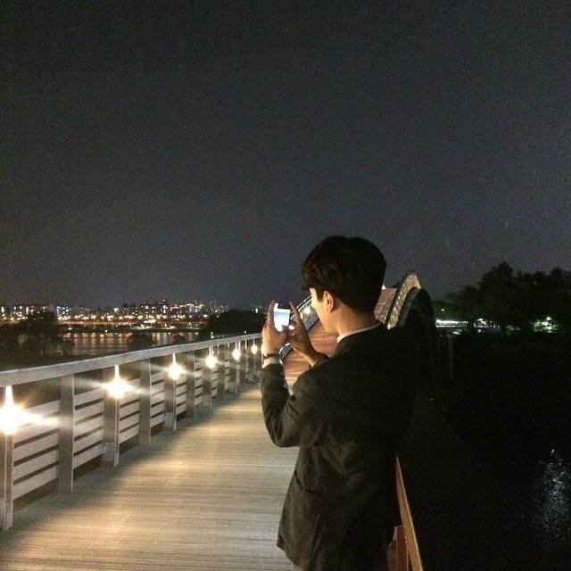 孤独与海男生头像