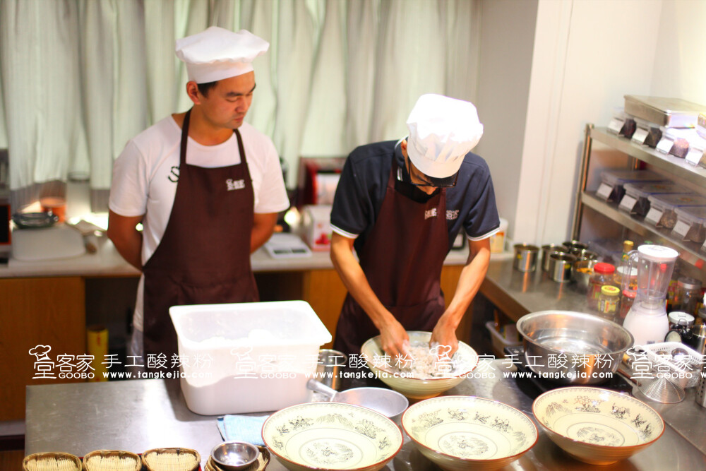 传统手工艺，都是靠师带徒的形式传承，师傅的作用毋庸置疑，俗话说严师出高徒就是这个道理。当然在饮食界也有句古话叫“教会徒弟，饿死师傅”所以很多难得的文化传承都断了。