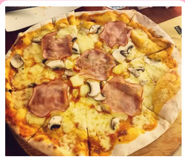 #Primo Pizza 布莉萌意大利餐厅# 河西评价最好的PIZZA店！正宗的意大利式薄底PIZZA，配上香浓的芝士和香料、火腿等配料。店里是田园风的装修，批萨现做现烤，也是可以当作开胃节目欣赏的～招牌拿波里批萨像大饺子，里面有浓浓的芝士和丰富的陷料，超级美味！ 地址：江东中路341号河西中央公园金源美食广场大门1号店