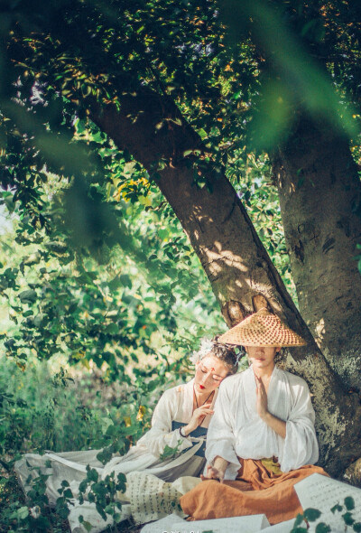 ｛汉服，古色古韵，道士遇妖｝《菩萨蛮·蓬莱院闭天台女》年代:唐 作者: 李煜 蓬莱院闭天台女，画堂昼寝人无语。抛枕翠云光，绣衣闻异香。潜来珠锁动，惊觉银屏梦。脸慢笑盈盈，相看无限情。