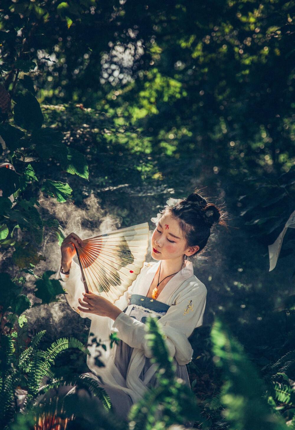 ｛汉服，古色古韵，道士遇妖｝《菩萨蛮·蓬莱院闭天台女》年代:唐 作者: 李煜 蓬莱院闭天台女，画堂昼寝人无语。抛枕翠云光，绣衣闻异香。潜来珠锁动，惊觉银屏梦。脸慢笑盈盈，相看无限情。