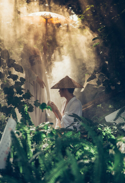 ｛汉服，古色古韵，道士遇妖｝《菩萨蛮·蓬莱院闭天台女》年代:唐 作者: 李煜 蓬莱院闭天台女，画堂昼寝人无语。抛枕翠云光，绣衣闻异香。潜来珠锁动，惊觉银屏梦。脸慢笑盈盈，相看无限情。