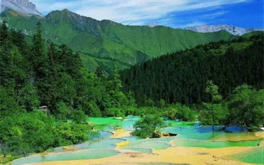  牟尼沟位于松潘县城西南，是黄龙风景名胜区的新景区。它集九寨沟和黄龙之美，却更为原始清净，且无冬季结冰封山之碍。景区内山、林、海、洞等相映成辉，林木遍野，钙化池瀑布可与黄龙“瑶池”争辉，大小海子可与九寨沟的彩池媲美。